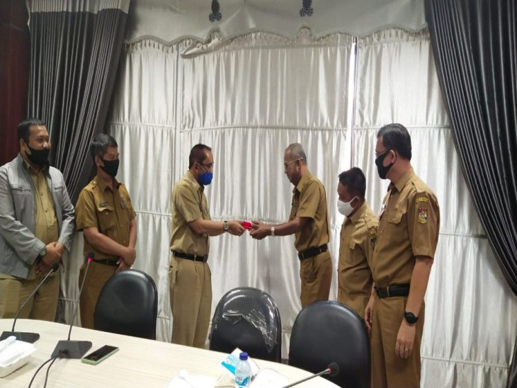 Keluarga Besar Bappeda Lepas Purna Tugas Asril