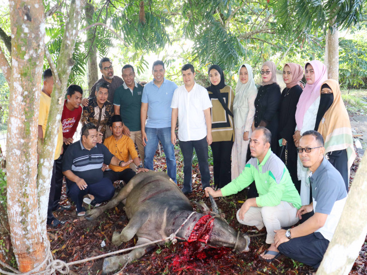Keluarga Besar Bappeda Sembelih Hewan Kurban