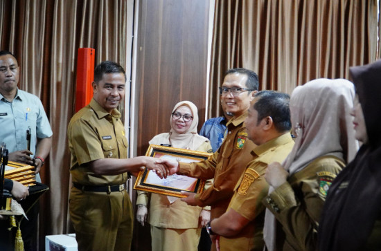Bupati dan Wakil Bupati Kampar Serahkan Hadiah Lomba Inovasi Daerah 2025